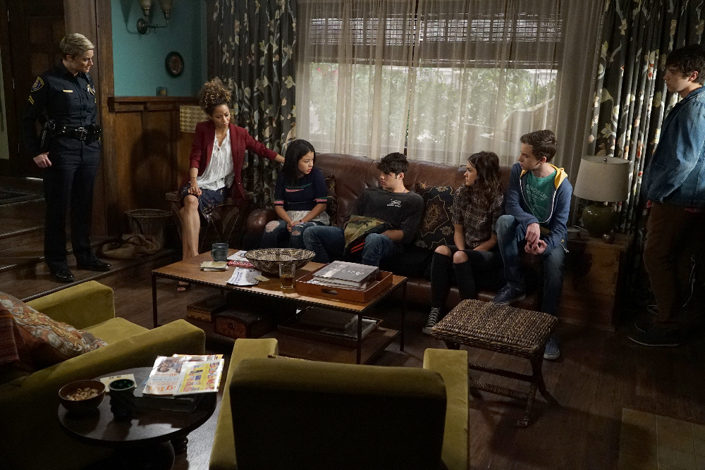 the-fosters-come-together-in-new-stills-from-episode-4-02-safe